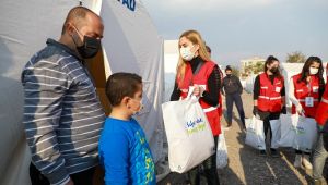 Depremzede Çocuklara Giyecek ve Uyku Tulumu Desteği