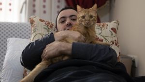 Depremzede milli sporcu, kedisi 'Teneke' ile buluştu