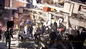 Enkaz altından çıkarılan genç futbolcunun yaşam mücadelesi sürüyor