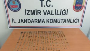 İzmir'de bir otomobilde yapılan aramada 284 tarihi eser ele geçirildi