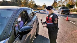 İzmir'de jandarmadan kadınlara karanfil