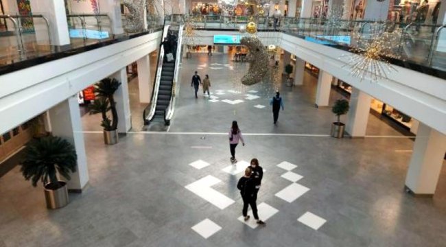 İzmir'de, yasakların ardından AVM'ler boşaldı