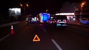 Park halindeki tıra çarpan otomobildeki bir kişi öldü, 1 kişi yaralandı