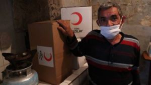 Zihinsel engelli depremzedenin yüzü Türk Kızılayın yardımıyla güldü