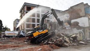 Bornova’da metruk binalar yıkılıyor