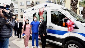 Doktor önlüğü gelinlik ve damatlık, ambulans gelin arabası oldu