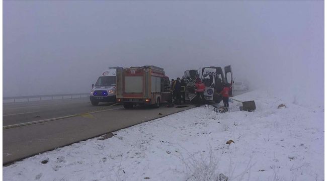 Hakkari'de minibüs ile tır çarpıştı: 4 ölü 5 yaralı