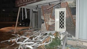 İzmir'de iş yerine giren cip hasara neden oldu