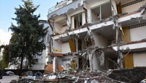 Marmaris'te 'riskli yapı' olduğu tespit edilen apart otelin yıkımı başladı