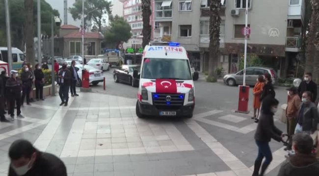 Sağlık çalışanı çift, iş kıyafetlerini giyip ambulansla geldikleri nikah salonunda evlendi