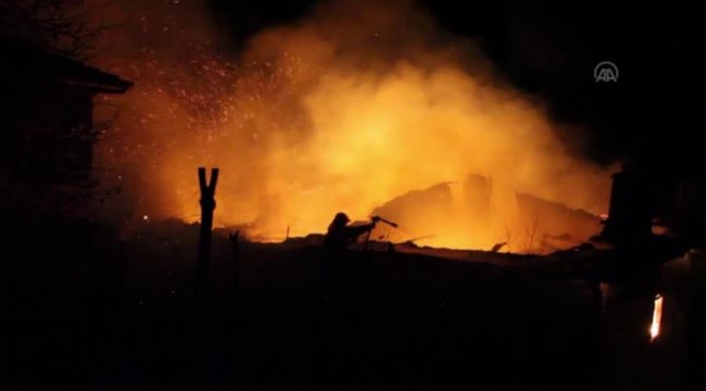 Tek katlı ev yangında kullanılamaz hale geldi