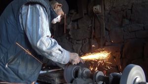  85 yaşındaki Mehmet usta ömrünü demirciliğe adadı