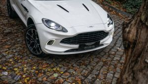 Aston Martin'in ilk 'suv'u'DBX ilk sahibine kavuştu