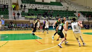 Bornova Belediyespor zirveyi zorluyor