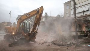 Buca’nın metruk binalarında yıkımlar başladı 
