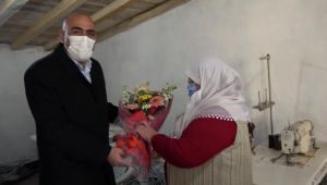 Çantacı anneye Bakan Selçuk'tan çiçek