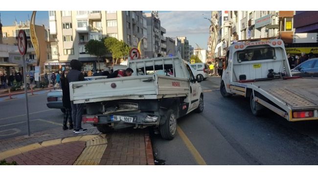 İzmir'de kontrolden çıkan pikabın 2 araca çarpması sonucu 4 kişi yaralandı