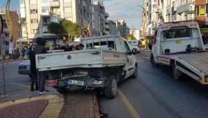 İzmir'de kontrolden çıkan pikabın 2 araca çarpması sonucu 4 kişi yaralandı