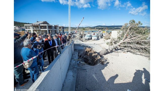Başkan Soyer hortumun vurduğu Alaçatı'da