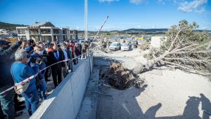 Başkan Soyer hortumun vurduğu Alaçatı'da 