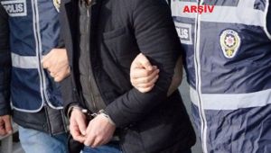 Eşini darbedip bıçakla tehdit ederken suçüstü yakalanan zanlı tutuklandı