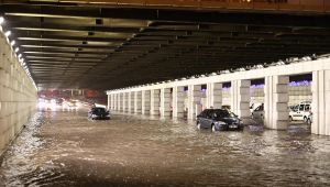 İzmir'de sağanak yağış sele neden oldu! 