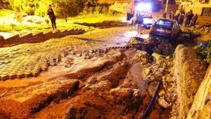 İzmir'deki kuvvetli yağış su baskınlarına neden oldu