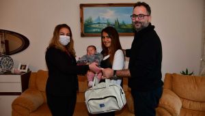 Narlıdere Belediyesi’nden bebek sahibi olanlara  hoş geldin armağanı!