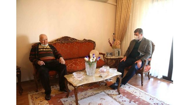 Tugay’dan asırlık çınara ziyaret