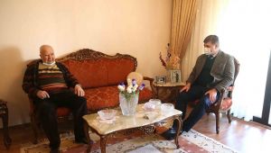 Tugay’dan asırlık çınara ziyaret