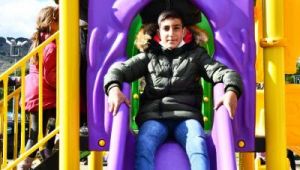 Büyükşehir’den Bergamalı çocuklara kaydırak