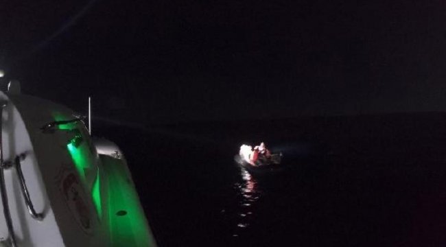 Çeşme'de 23 kaçak göçmen kurtarıldı