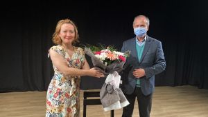 Evin Kokusu Nejat Uygur Sahnesi’ne Sindi