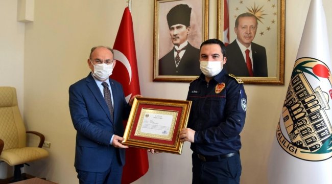 İzmir depreminde görev alan itfaiye personeline başarı belgesi verildi