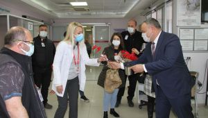Tıp Bayramı’nda Buca’nın sağlıkçılarına karanfil jesti 