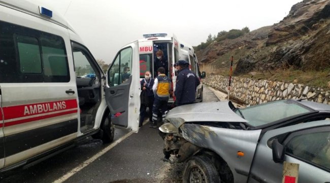 Uşak'ta trafik kazası: 3 yaralı