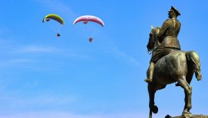 AA'nın 101. kuruluş yıl dönümü İzmir semalarında paramotor uçuşuyla kutlandı