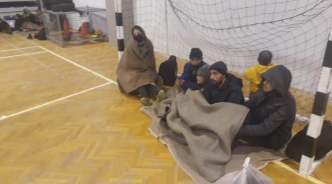 Foça açıklarında sürüklenen lastik bottaki 55 kaçak göçmen kurtarıldı