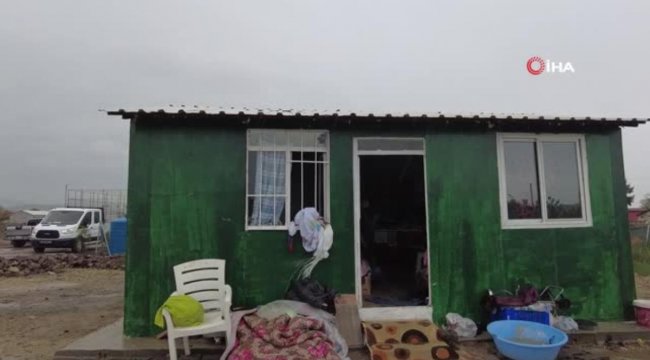 Foça Belediyesinin yerlerinden ettiği yaşlı kadınlar yardım bekliyor