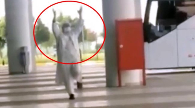 İzmir Otogarı'nda bekleyen cübbeli vatandaş, sigara içenlere tepki gösterdi: Benim karşımda sigara yakma