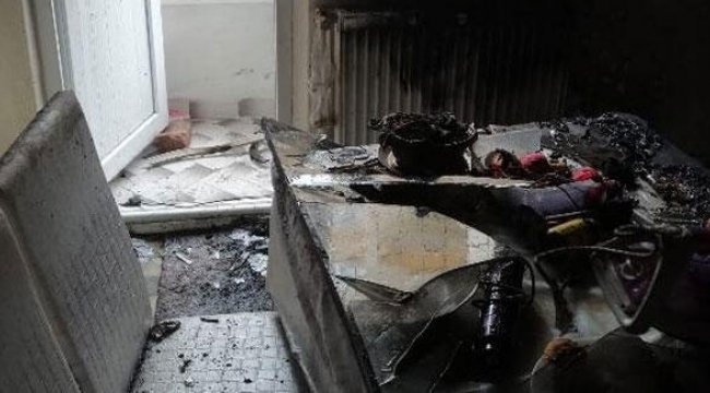 Kıyafetlerini ateşe verip evi yaktı!