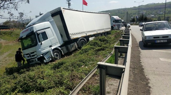 Samsun'da tır yoldan çıktı, faciadan dönüldü