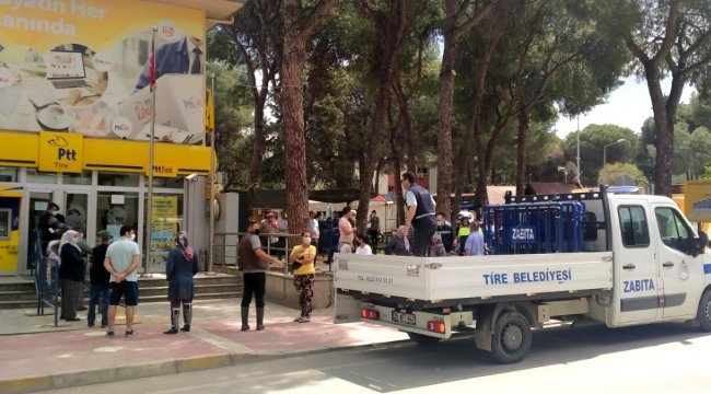 İzmir'de PTT önünde kalabalığa bariyerli önlem