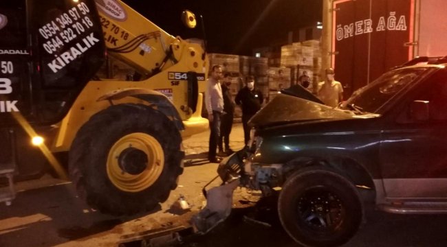 Pikap park halindeki iş makinesine çarptı: 2'si ağır 4 yaralı