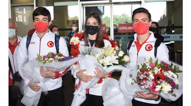 Sıla Karakuş, çiçeklerle karşılandı