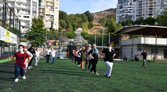 Çiğli'de kadınlar sabah sporunda buluşuyor