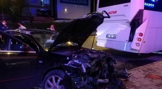 Çöp konteynerleri ile aydınlatma direğine çarpan otomobil takla attı.