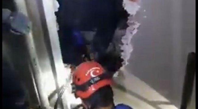Havalandırma boşluğuna düşerek yaralanan kişi itfaiye ekiplerince kurtarıldı