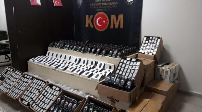 İzmir'de gümrük kaçağı 3 bin 810 cep telefonu ele geçirildi