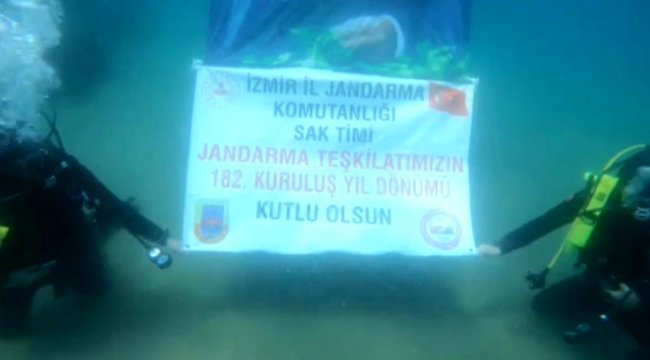 Jandarmadan su altında yıl dönümü kutlaması